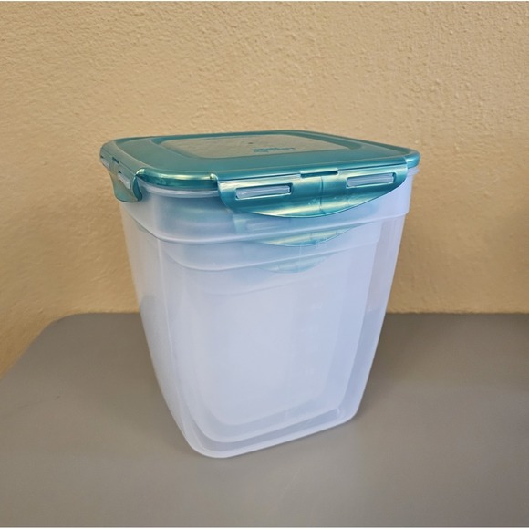 Lock & Lock Other - Lock&Lock Green Snap On Lids Plastic Set Of 4 Food Storage Containers